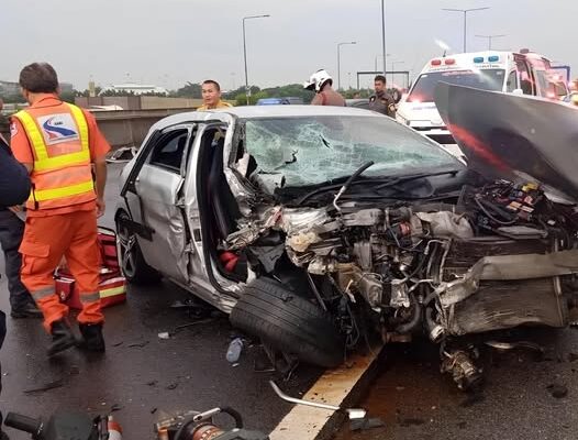 ช็อก เปิดภาพนาที พระเอกดัง รถคว่ำกลางทางด่วน ทำแฟนๆแห่เป็นห่วงหนัก