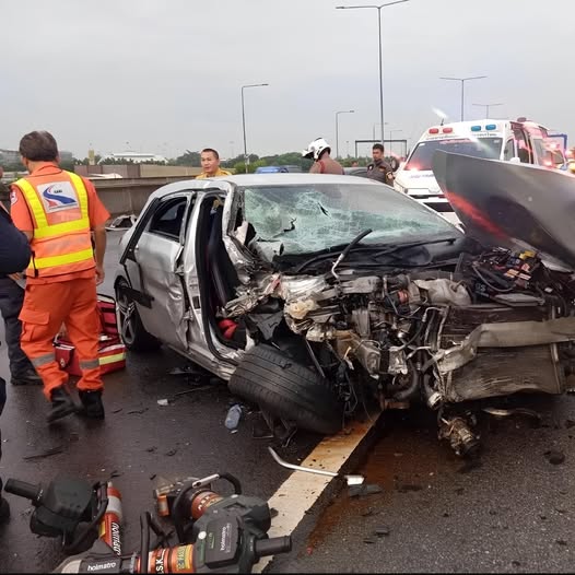 ช็อก เปิดภาพนาที พระเอกดัง รถคว่ำกลางทางด่วน ทำแฟนๆแห่เป็นห่วงหนัก